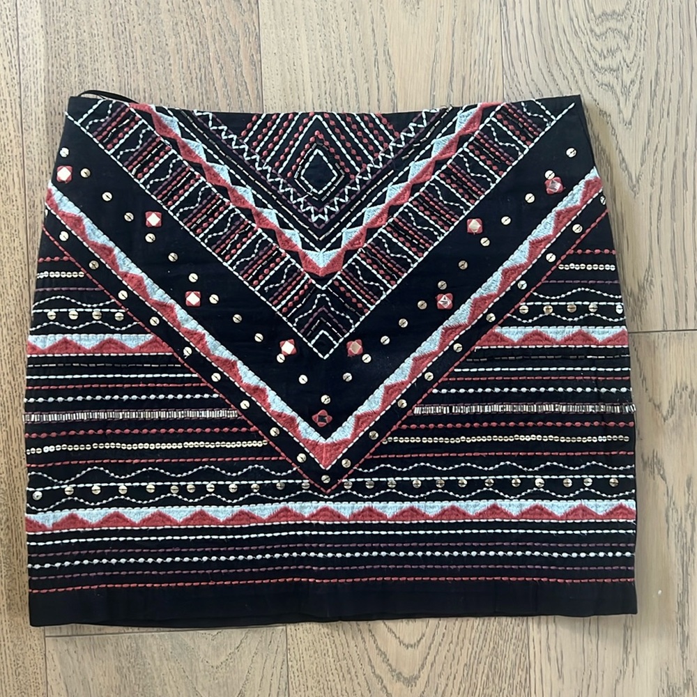 Romeo and Juliet embroidered miniskirt. Size medium. Size M, runs small.
